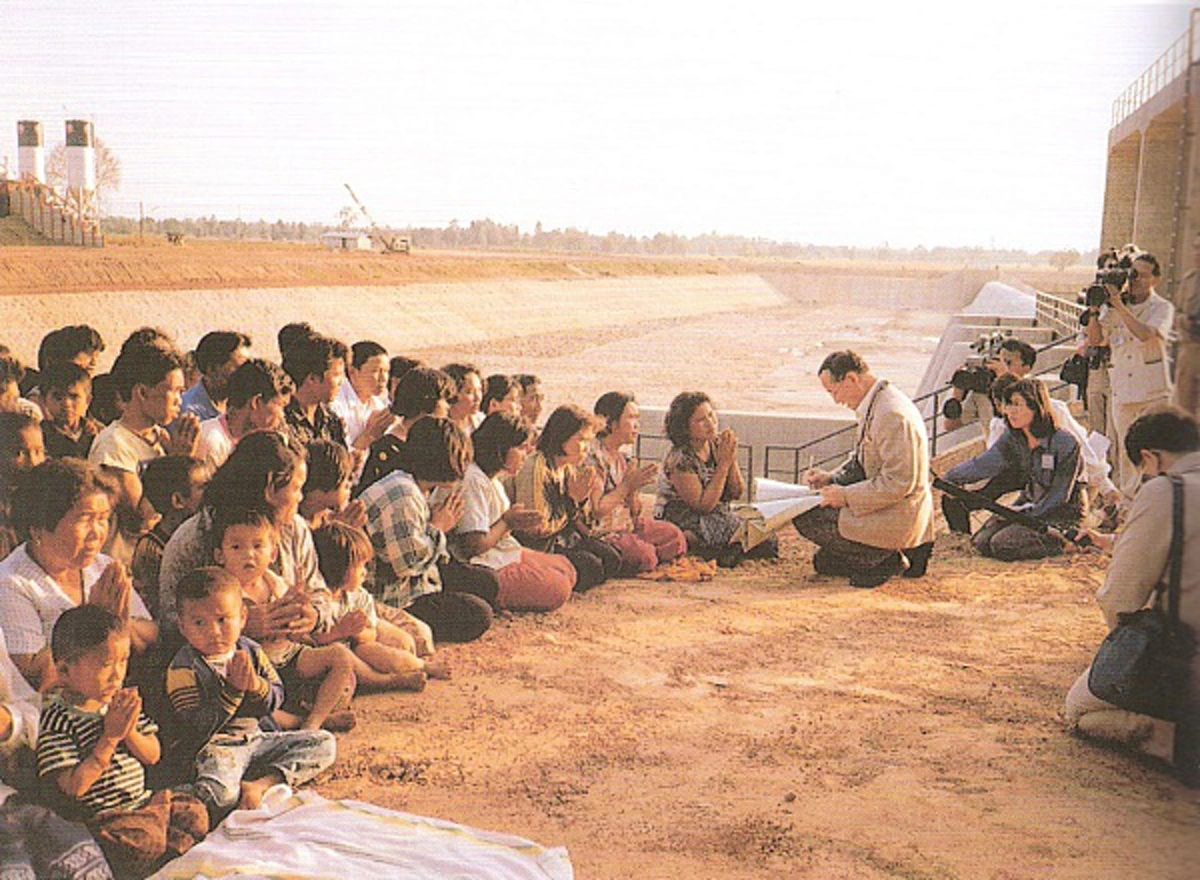 ในหลวงครองราชย์...พุทธทาสครองธรรม!! "สัญญา ธรรมศักดิ์" เผยถึงความผูกพันอันลึกซึ้งของ "สองมหาบุรุษแห่งยุคสมัย" ที่กลายเป็นบุคคลของโลก!!