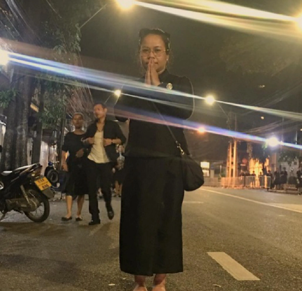 ตลกสาว "ตุ๊กกี้ ชิงร้อย" โพสต์คลิปขณะควันลอยเหนือพระเมรุมาศ พร้อมเสียงสะอื้นของประชาชน ที่แสนบีบคั้นหัวใจ