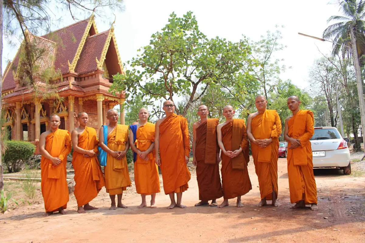 กราบสาธุหลวงพี่!! "หนุ่มอังกฤษ วัย44" ครูสอนภาษา ตัดสินใจครั้งสำคัญของชีวิตเข้าร่มกาสาวพัสตร์เป็น "พระภิกษุ" หลังศรัทธาในพุทธศาสนามานาน!!
