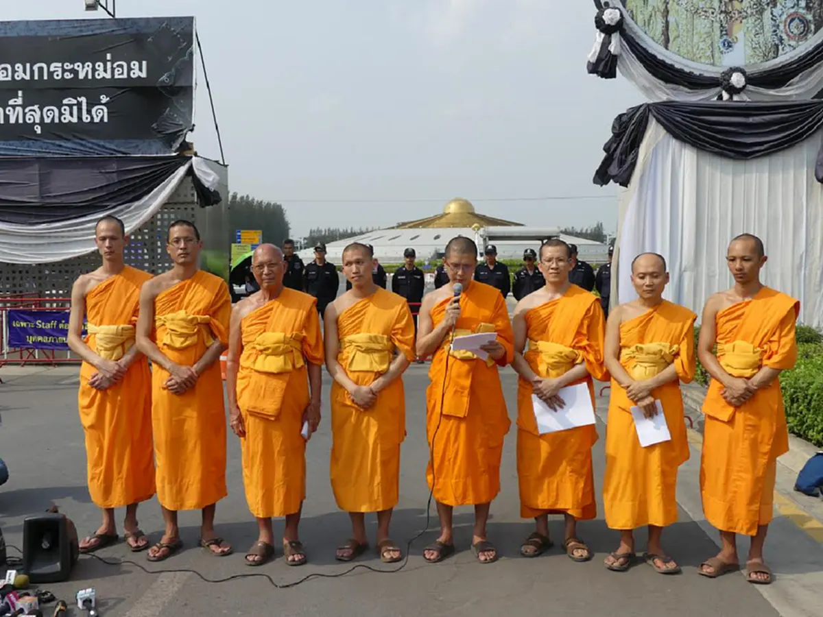 ไม่เห็นโลงศพ ไม่หลั่งน้ำตา!! "พระมหาทศพร" นำทีมแถลงหยุดฆ่าสงฆ์จากสมณเพศ แถมพล่ามหนักถูกจนท.กลั่นแกล้ง พลาดครั้งเดียวตายจากความเป็นพระทันที!!