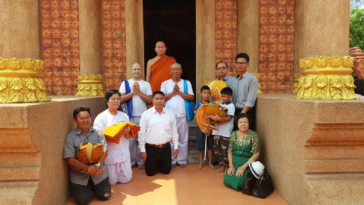 กราบสาธุหลวงพี่!! "หนุ่มอังกฤษ วัย44" ครูสอนภาษา ตัดสินใจครั้งสำคัญของชีวิตเข้าร่มกาสาวพัสตร์เป็น "พระภิกษุ" หลังศรัทธาในพุทธศาสนามานาน!!