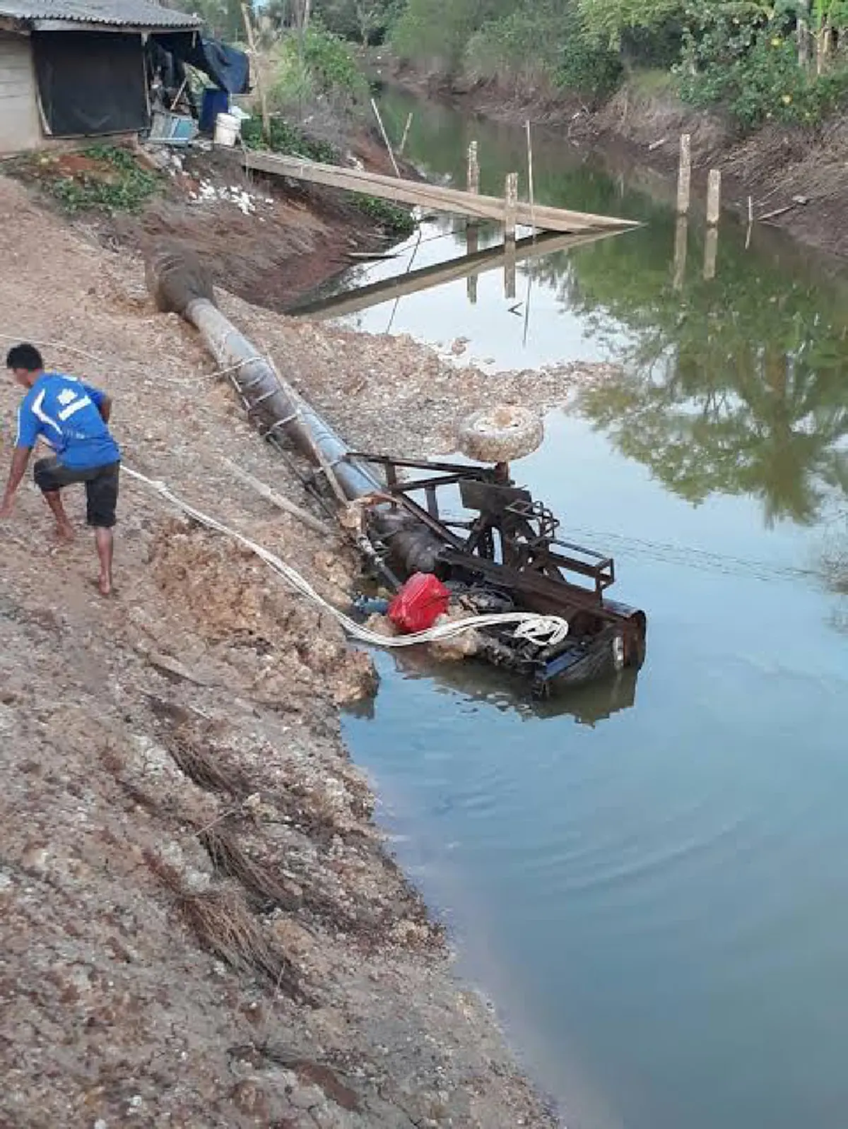 สุดสลด!! "ผู้ใหญ่บ้านเมืองจันท์ " ถูกพญานาคทับร่าง จมน้ำเสียชีวิตคาบ่อกุ้ง แม่ร่ำไห้กอดศพลูกชาย แทบขาดใจ!!