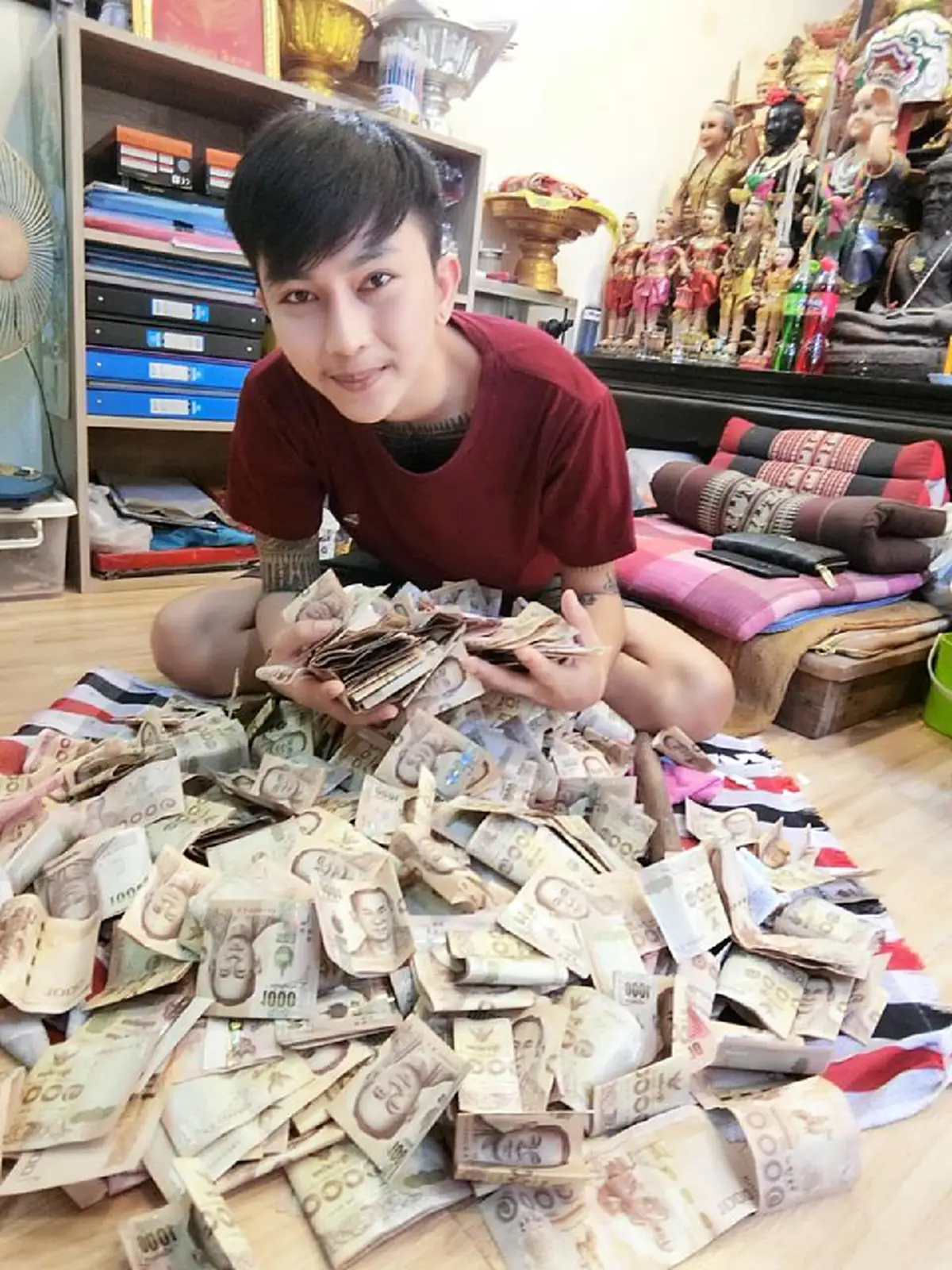 อวดไม่เนียน !!! จับพิรุธ "หนุ่มสักยันต์" โชว์ทุบกระปุกออมสิน (มีคลิป)