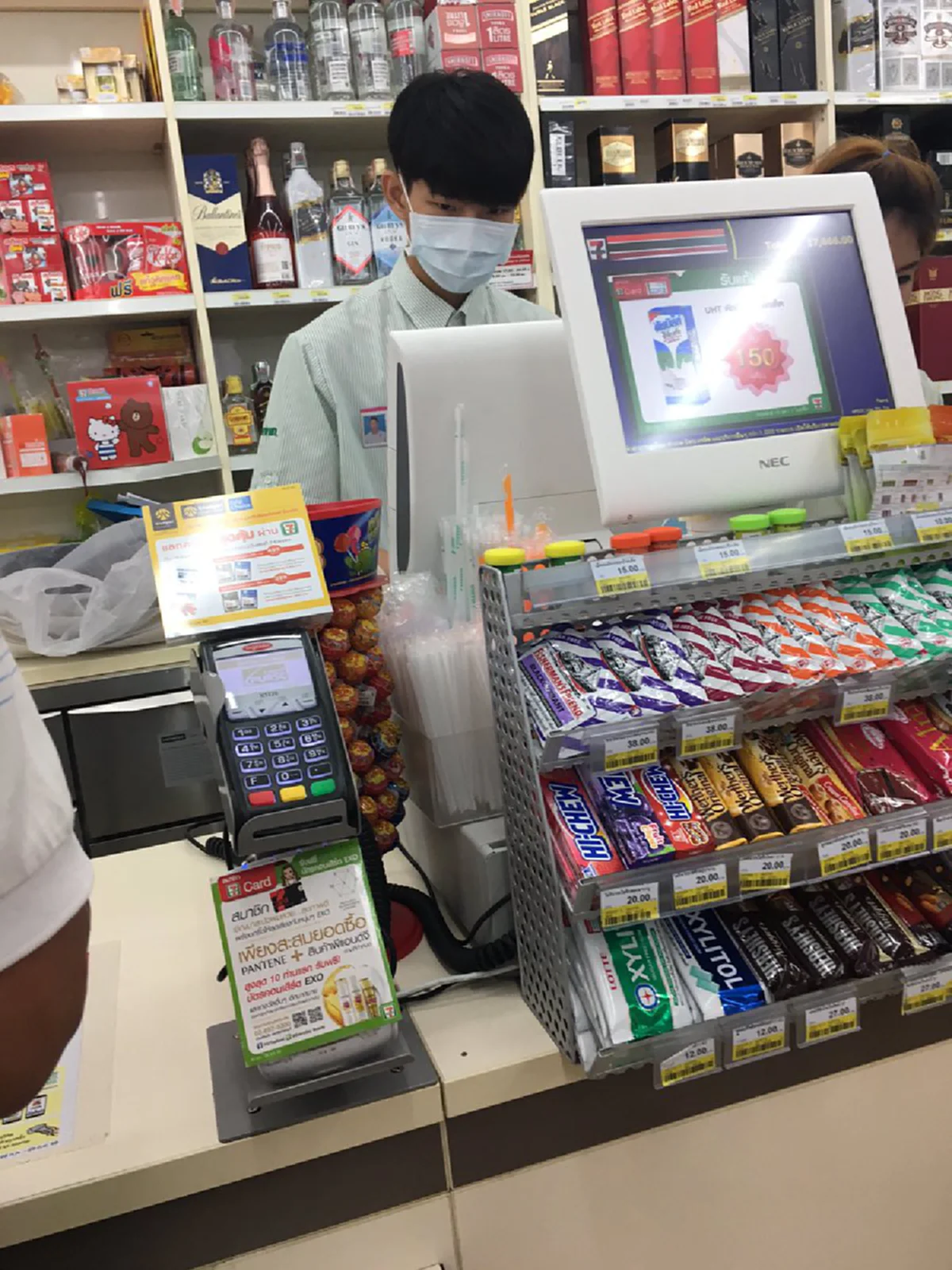 #ขยี้ตากันรัวๆ!! เผย "ค่าแรง" ที่แท้จริงของ “พนักงานเซเว่น” เห็นตัวเลขแล้วแทบกราบ ได้เยอะขนาดนั้นเลยหรอ ?? (รายละเอียด)