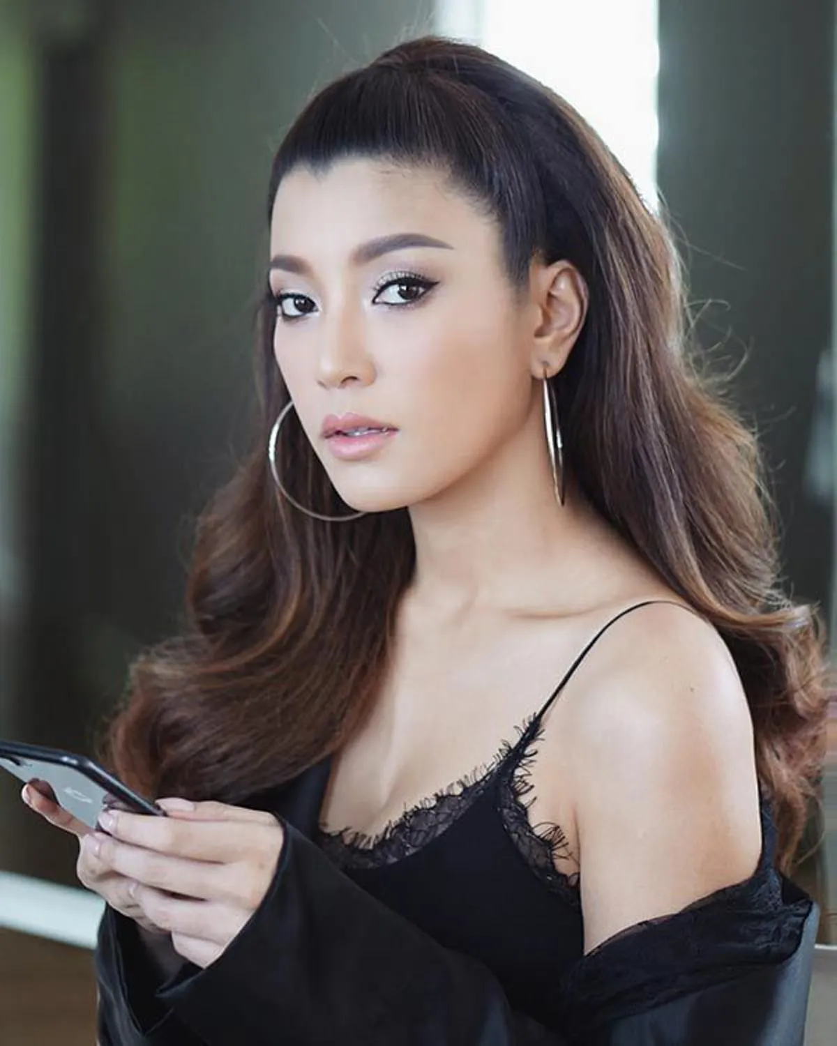 #สั่นสะเทือนไปทั้งวงการบันเทิง!! เมื่อ “นักแสดงชื่อดัง” ถูก “สามีไฮโซหนุ่ม” แฉ!! “วันๆไม่ทำอะไรเลย” ชีวิตสบายเกินไปแล้ว !! (ชมคลิป)