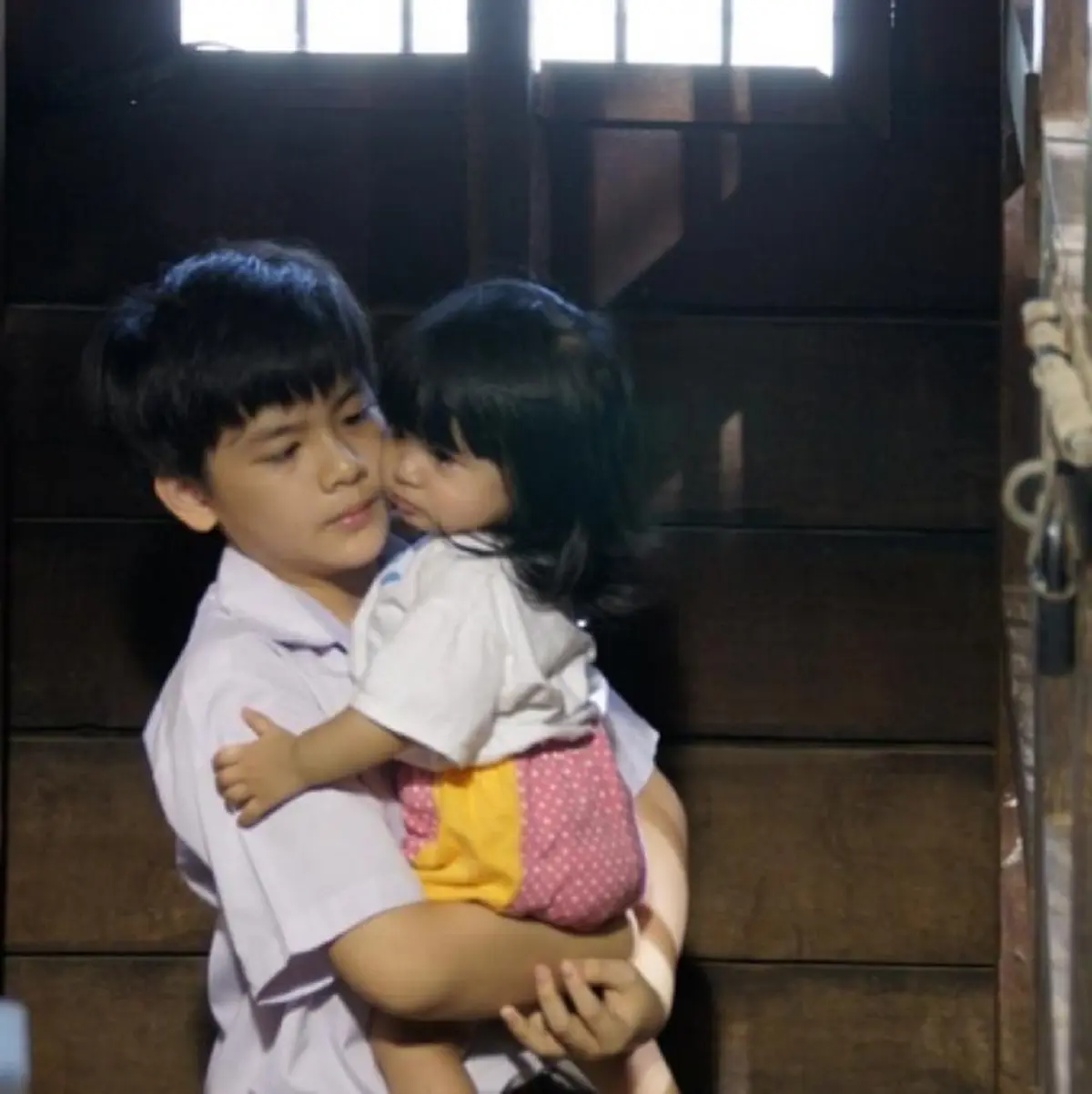 **หายไปนาน !! "น้องอ้อย" ลูกแม่ลำยองในละครเรื่อง "ทองเนื้อเก้า" เจอตัวอีกทีโตเป็นสาวแล้ว เกือบจำไม่ได้ ? (ภาพ)