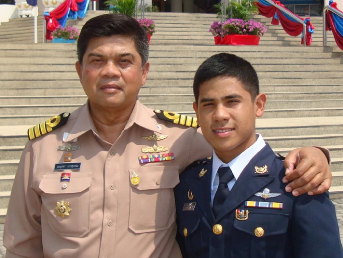พล.ร.ต. ขึ้นโรงพักพาลูกชายให้การ ยันโดนครูฝึกทำร้ายซี่โครงหัก ลั่นป้องเกียรติยศ...ถูกบิดเบือนพ้นสภาพนร.หลักสูตร RECON เพราะฝึกบาดเจ็บเอง??