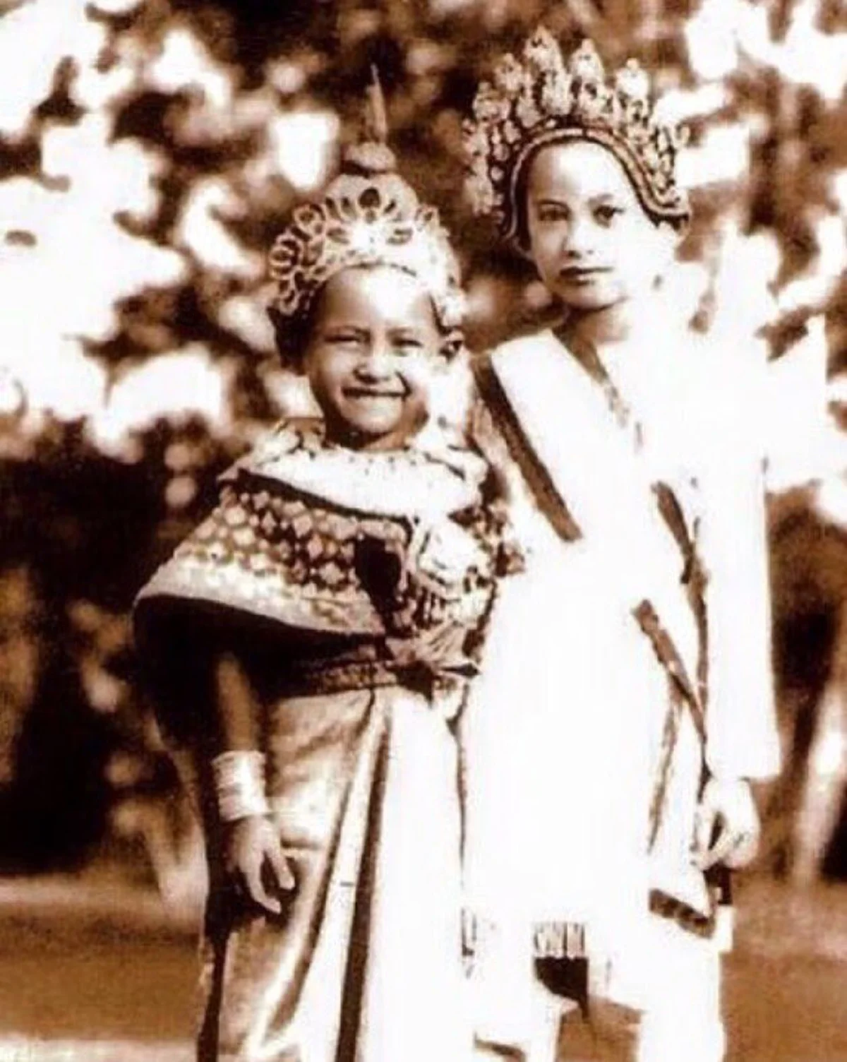 ๖ พฤษภาคม วันคล้ายวันประสูติสมเด็จพระพี่นางฯ ย้อนชมภาพ ความรักความผูกพันระหว่าง ในหลวง ร.๙ กับ สมเด็จพระพี่นางเธอ ฯ ดูแล้วอบอุ่นในหัวใจ !!!