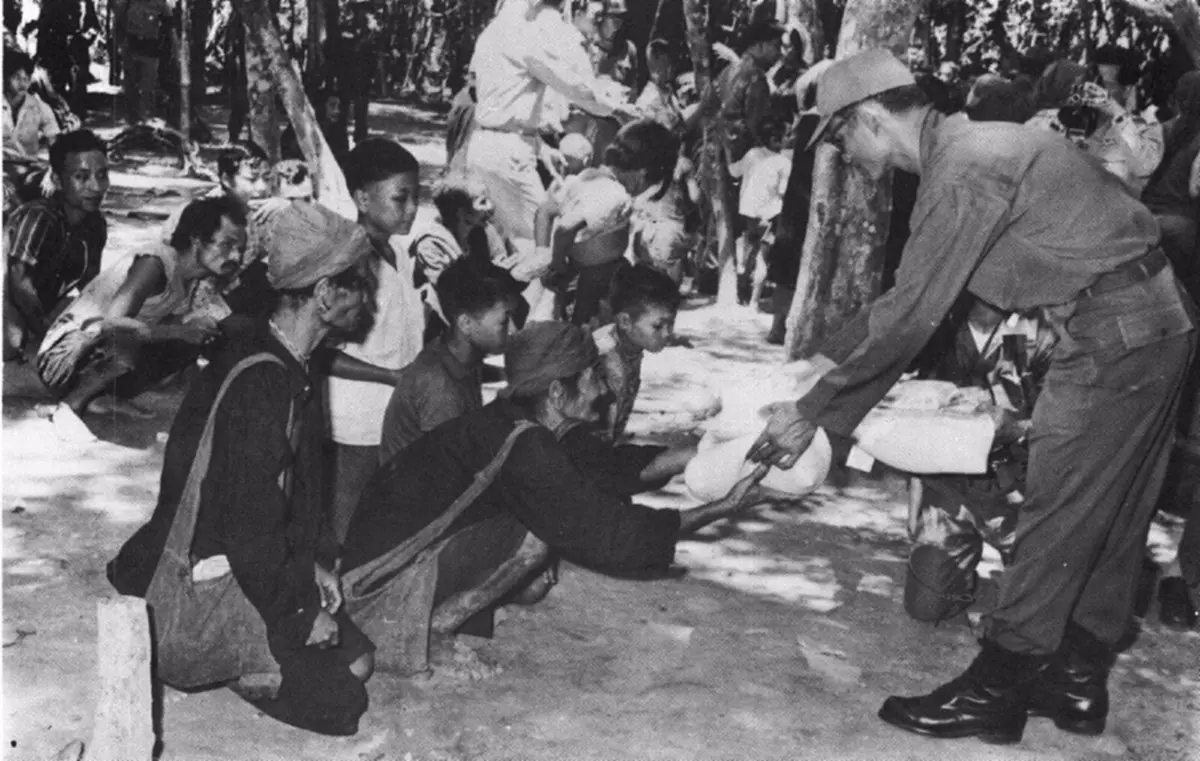 เมื่อชาวกระเหรี่ยงมูเซอ..ถวายของให้ในหลวง "อ่ะ อันนี้ให้มึง อันนี้ให้เมียมึง ส่วนอันนี้ให้ลูกๆมึง" ตื่นเต้นจนพูดผิด ทำเอาผู้ใหญ่บ้านลมแทบจับ