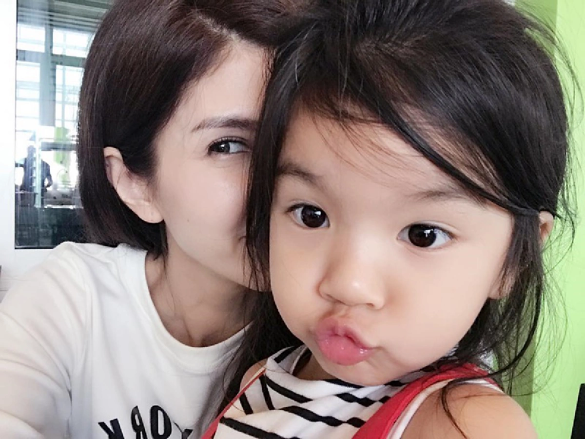 หนีความจริงไม่พ้น!!! "โบว์ แวนด้า" ตอบทั้งน้ำตา หลังน้องมะลิเริ่มถามหาพ่อปอ จากนี้จะเตรียมคำตอบให้ลูกว่ายังไง... อ่านแล้วจุกอกสุดๆ!?