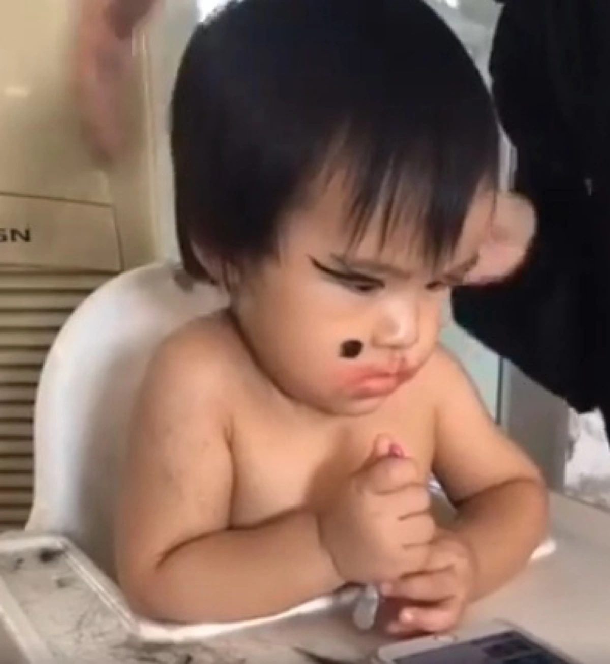 ถึงกับฮาหนักมาก!"น้องออกู๊ด"ลูกชาย"เปิ้ล นาคร"โดนจับตัดผมครั้งเเรกแต่ช่างตัดผมกลับพลาดท่า ทำเอาหนูน้อยร้องลั่นบ้านแต่คนอื่นกลับขำกลิ้ง?คลิป