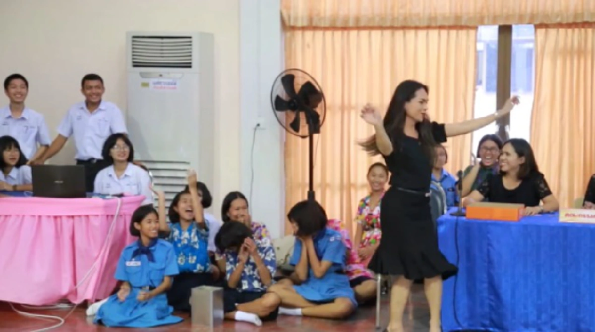 คนดูกว่า 7 แสนวิว!! นานๆ ทีได้เห็น? "คุณครู" โชว์แซ่บ ออกโรงแดนซ์ "ผู้สาวขาเลาะ" เรียกเสียงกรี๊ดรัวๆ ชาวเน็ตแห่เม้นท์ชมสนั่น!?!