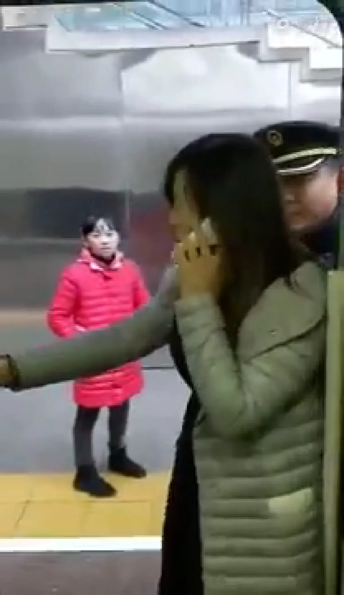 แบบนี้ก็ได้เหรอ!! ทำวุ่นกันไปหมด หญิงจีนยืนขวางประตูรถไฟฟ้าความเร็วสูง เพื่อให้ขบวนรถหยุดรอสามีเธอที่ยังมาไม่ถึง!?