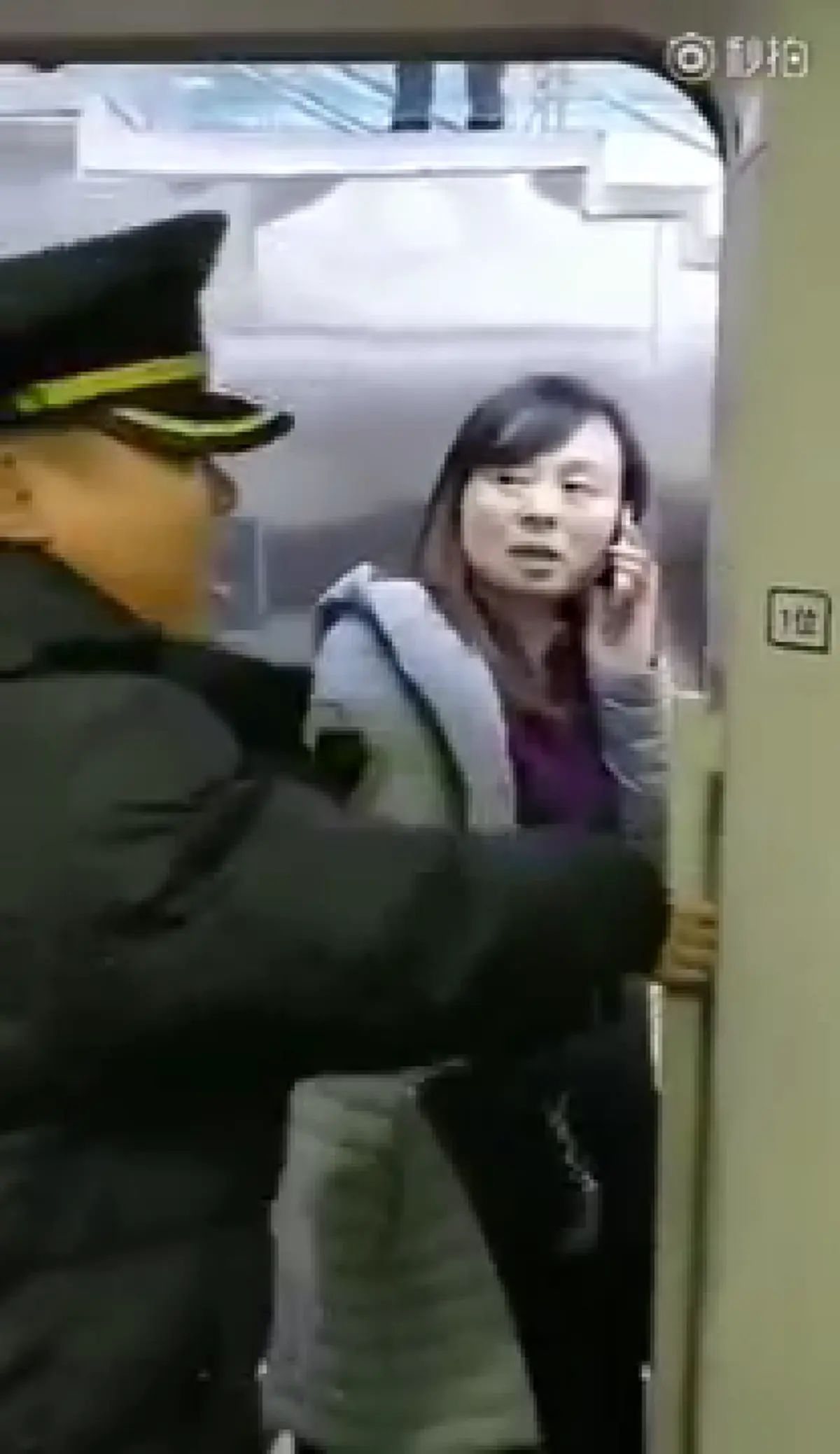 แบบนี้ก็ได้เหรอ!! ทำวุ่นกันไปหมด หญิงจีนยืนขวางประตูรถไฟฟ้าความเร็วสูง เพื่อให้ขบวนรถหยุดรอสามีเธอที่ยังมาไม่ถึง!?