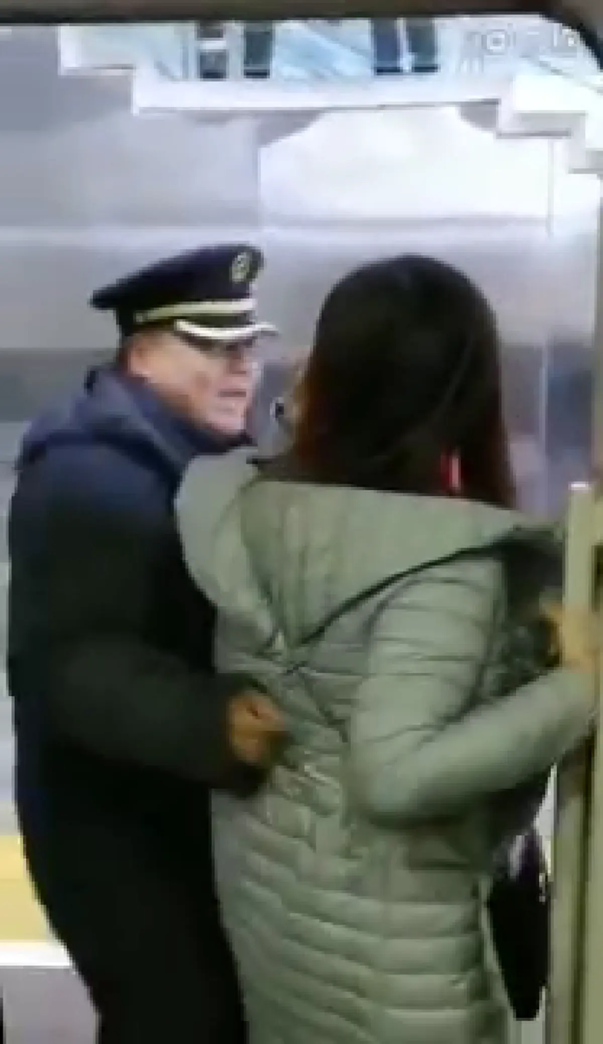 แบบนี้ก็ได้เหรอ!! ทำวุ่นกันไปหมด หญิงจีนยืนขวางประตูรถไฟฟ้าความเร็วสูง เพื่อให้ขบวนรถหยุดรอสามีเธอที่ยังมาไม่ถึง!?