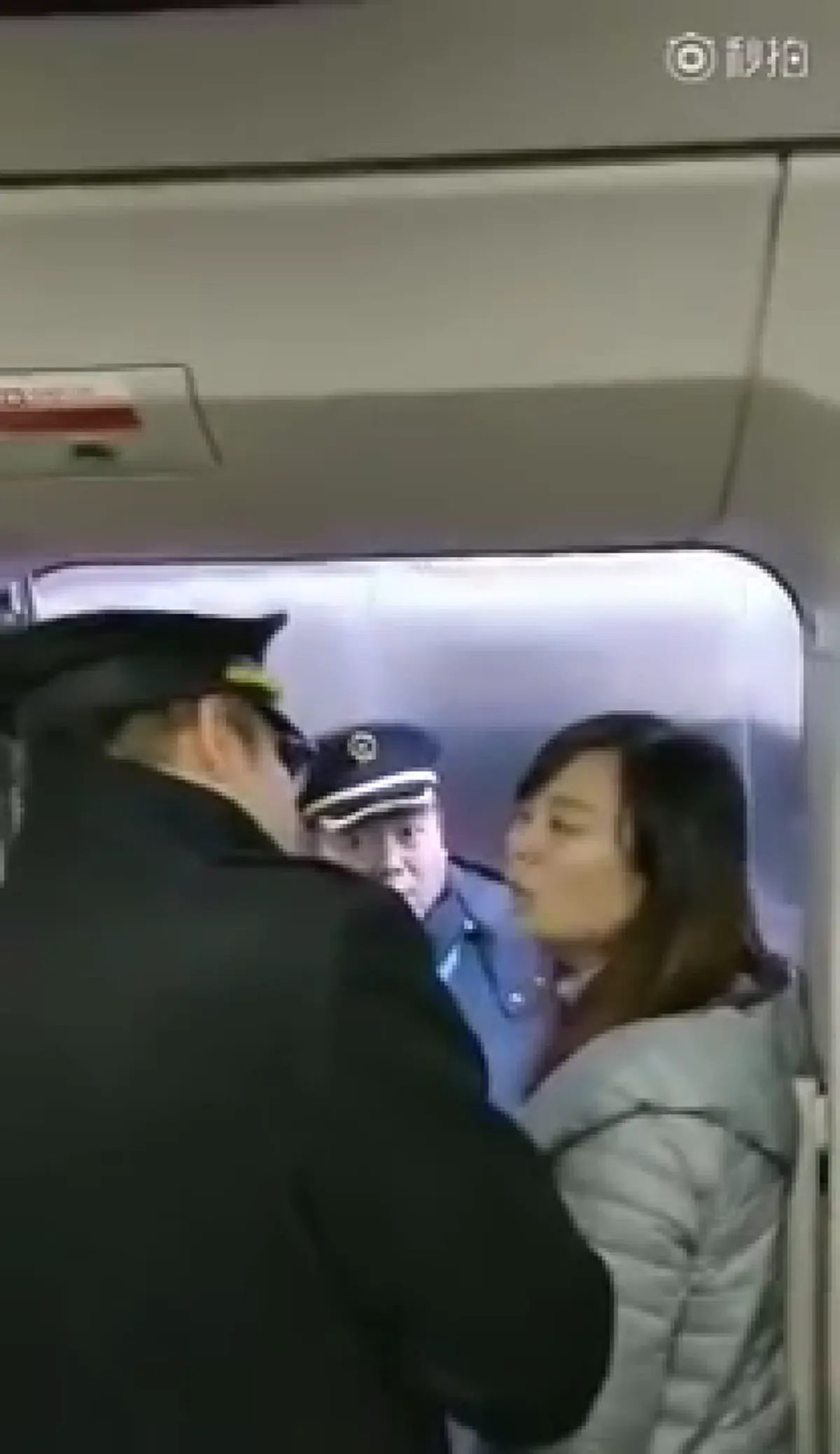 แบบนี้ก็ได้เหรอ!! ทำวุ่นกันไปหมด หญิงจีนยืนขวางประตูรถไฟฟ้าความเร็วสูง เพื่อให้ขบวนรถหยุดรอสามีเธอที่ยังมาไม่ถึง!?