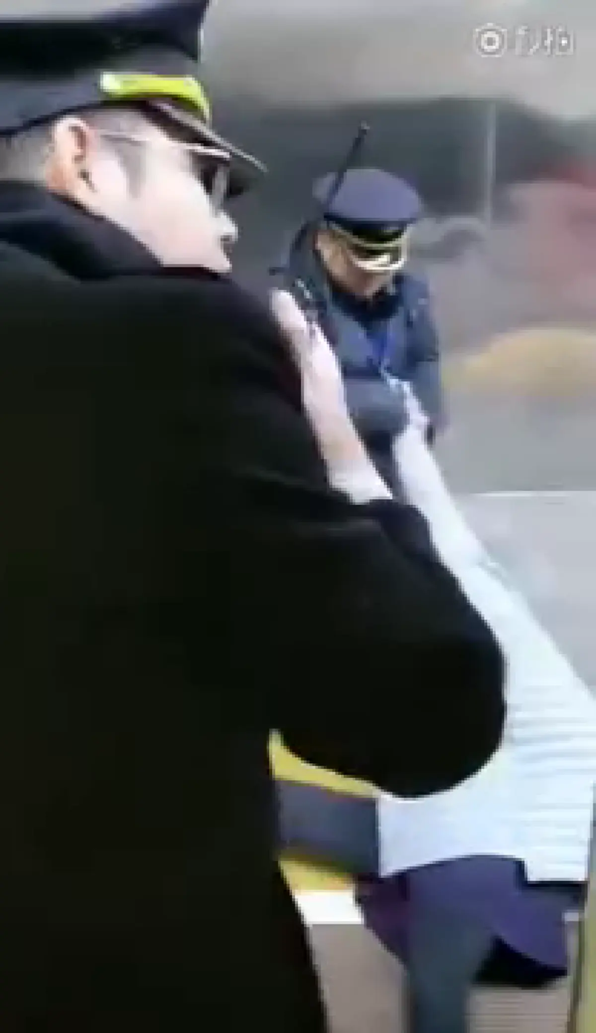 แบบนี้ก็ได้เหรอ!! ทำวุ่นกันไปหมด หญิงจีนยืนขวางประตูรถไฟฟ้าความเร็วสูง เพื่อให้ขบวนรถหยุดรอสามีเธอที่ยังมาไม่ถึง!?