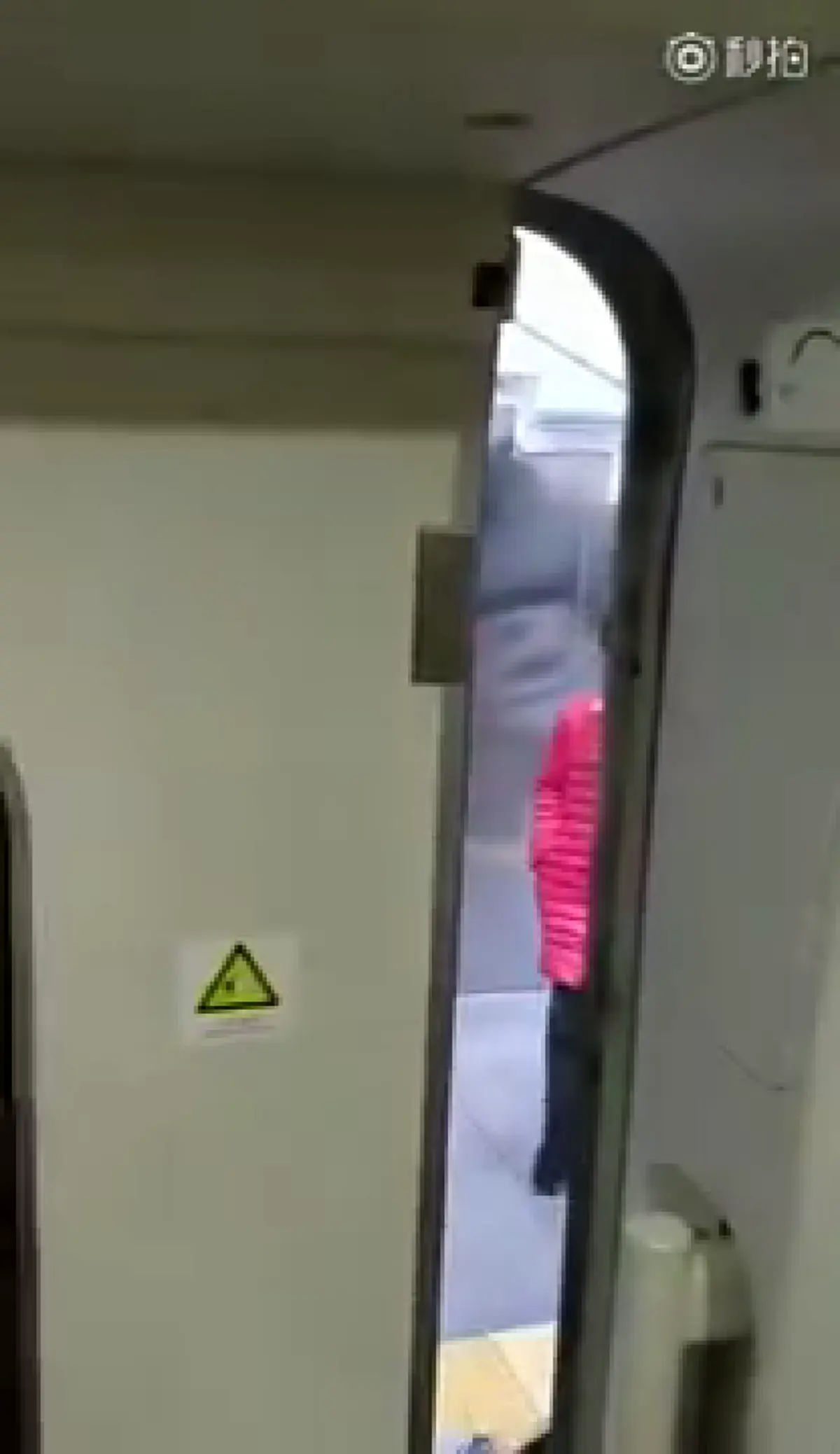 แบบนี้ก็ได้เหรอ!! ทำวุ่นกันไปหมด หญิงจีนยืนขวางประตูรถไฟฟ้าความเร็วสูง เพื่อให้ขบวนรถหยุดรอสามีเธอที่ยังมาไม่ถึง!?