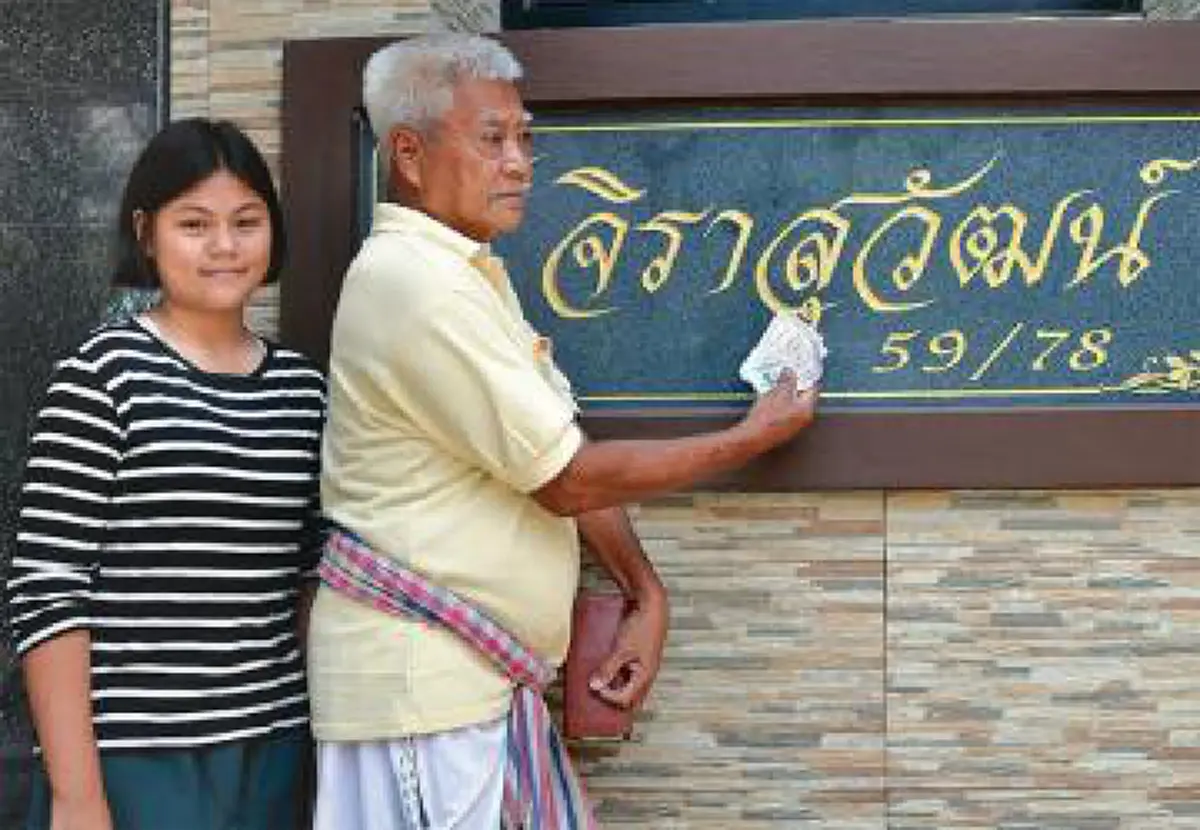 #ตะลึงตาค้างกันทั้งหมู่บ้าน!! ลุงวัย 72 ฝันประหลาดสุดหยี๋ พอประกาศผลรางวัลเท่านั้น รวยเละเงินอยู่ในมือ 24 ล้าน !!