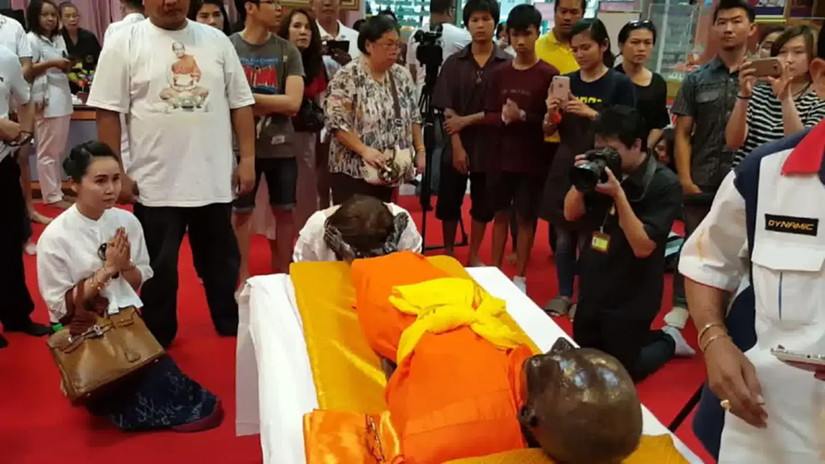 อัศจรรย์เป็นที่สุด!! สังขาร"หลวงพ่อพูล" เปลี่ยนเป็นสีทอง มีเส้นเลือด เส้นผม เหมือนท่านยังมีชีวิต เป็นที่ปลื้มปิติของศิษยานุศิษย์ สาธุๆๆ.