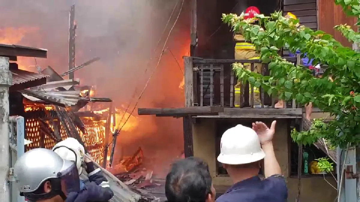 หนีตาย! ไฟไหม้ชุมชนวัดบางไส้ไก่ ชาวบ้านเจ็บเล็กน้อย ไม่มีคนเสียชีวิต (คลิป)