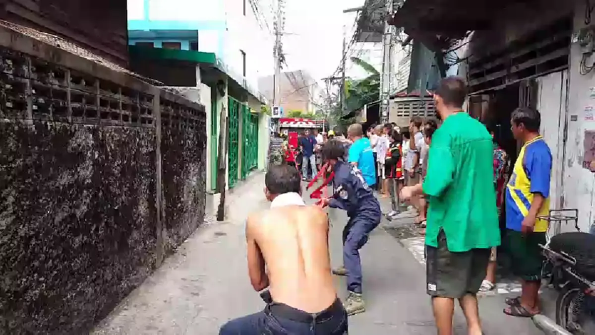 หนีตาย! ไฟไหม้ชุมชนวัดบางไส้ไก่ ชาวบ้านเจ็บเล็กน้อย ไม่มีคนเสียชีวิต (คลิป)