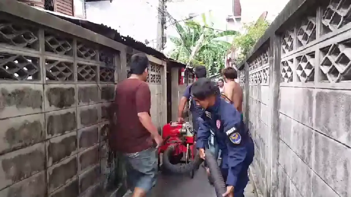 หนีตาย! ไฟไหม้ชุมชนวัดบางไส้ไก่ ชาวบ้านเจ็บเล็กน้อย ไม่มีคนเสียชีวิต (คลิป)