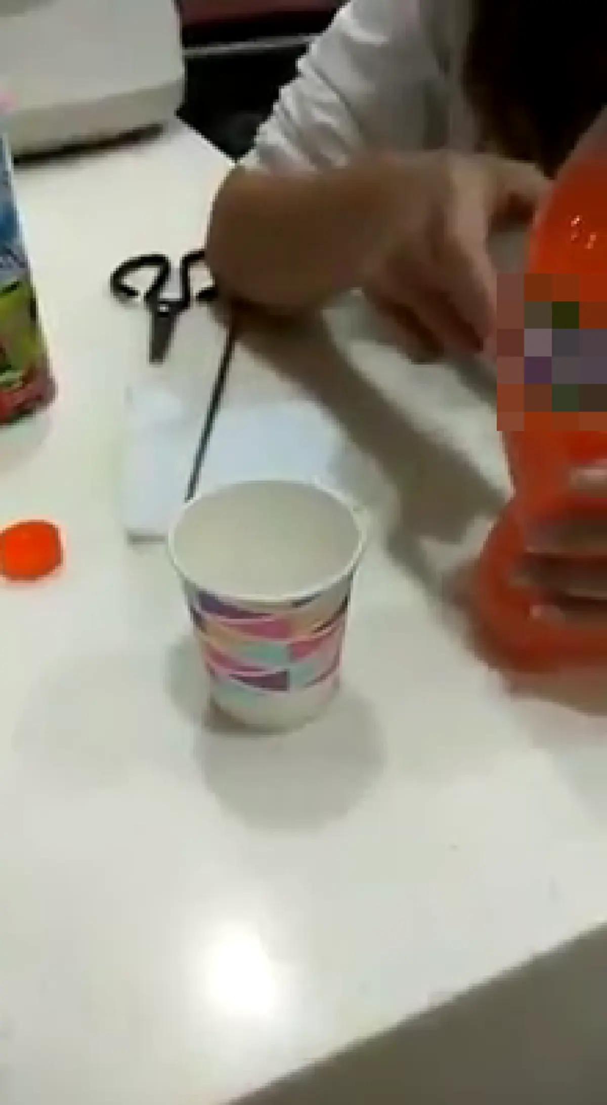 เช็ค "น้ำส้มปลอม" โดยใช้กระดาษทิชชูใส่ลงในแก้วแล้วคน (คลิป)