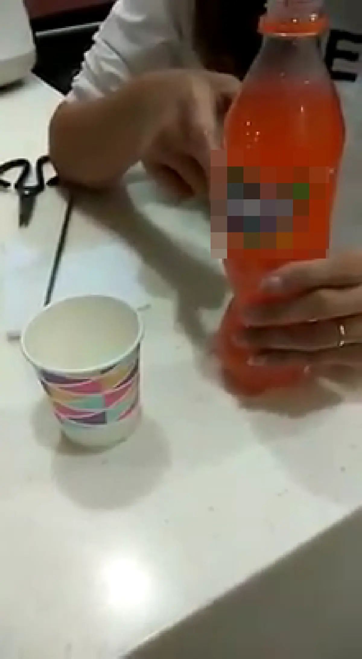 เช็ค "น้ำส้มปลอม" โดยใช้กระดาษทิชชูใส่ลงในแก้วแล้วคน (คลิป)