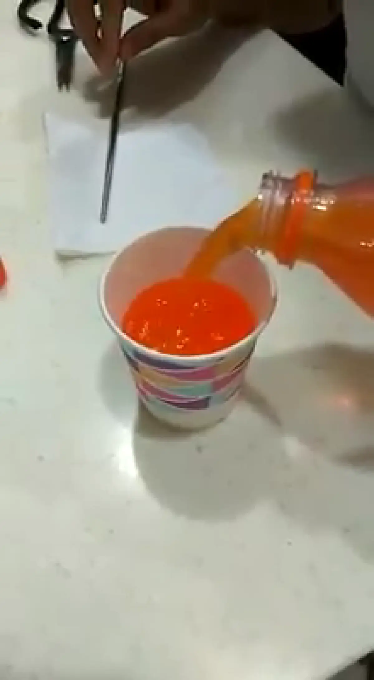 เช็ค "น้ำส้มปลอม" โดยใช้กระดาษทิชชูใส่ลงในแก้วแล้วคน (คลิป)