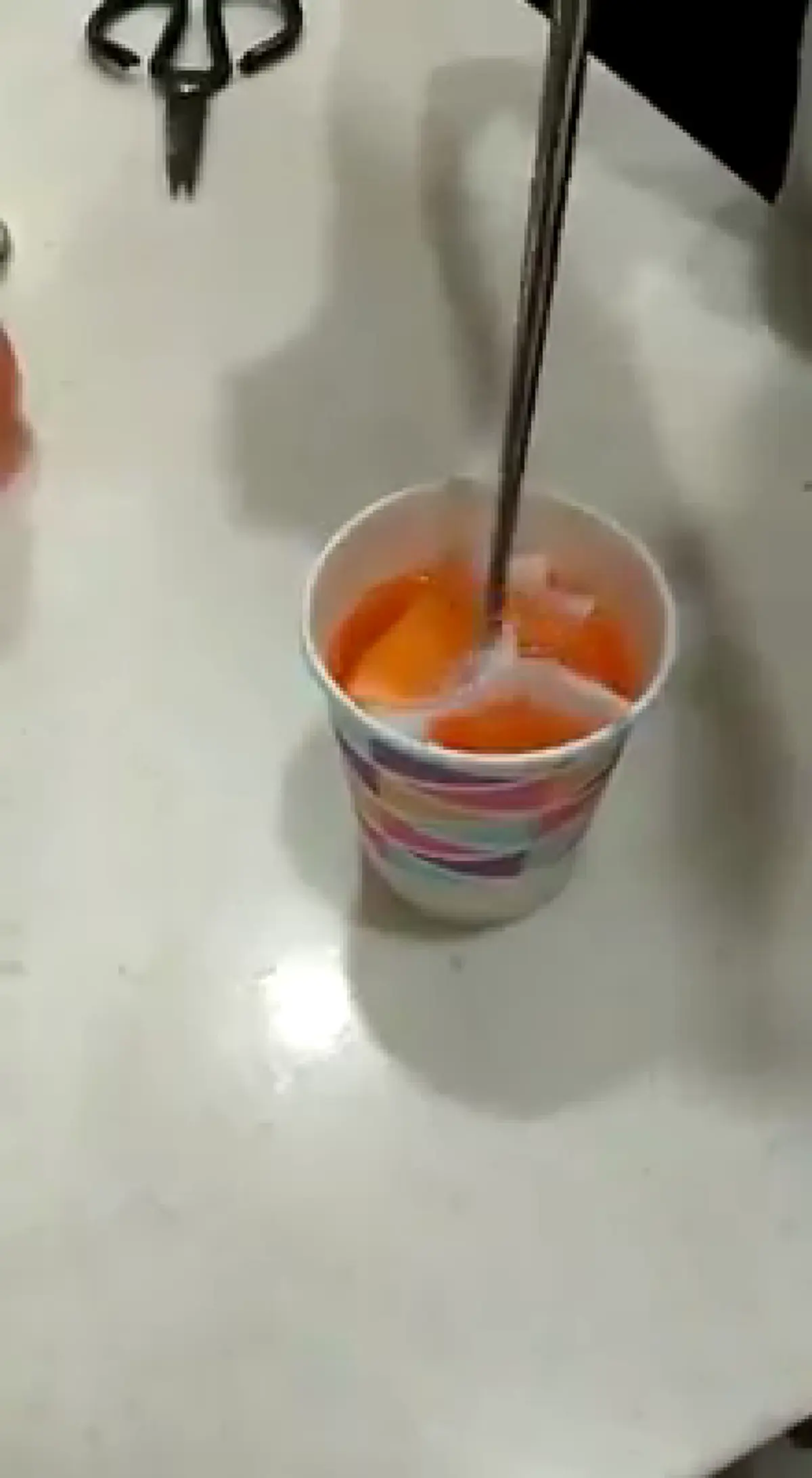 เช็ค "น้ำส้มปลอม" โดยใช้กระดาษทิชชูใส่ลงในแก้วแล้วคน (คลิป)