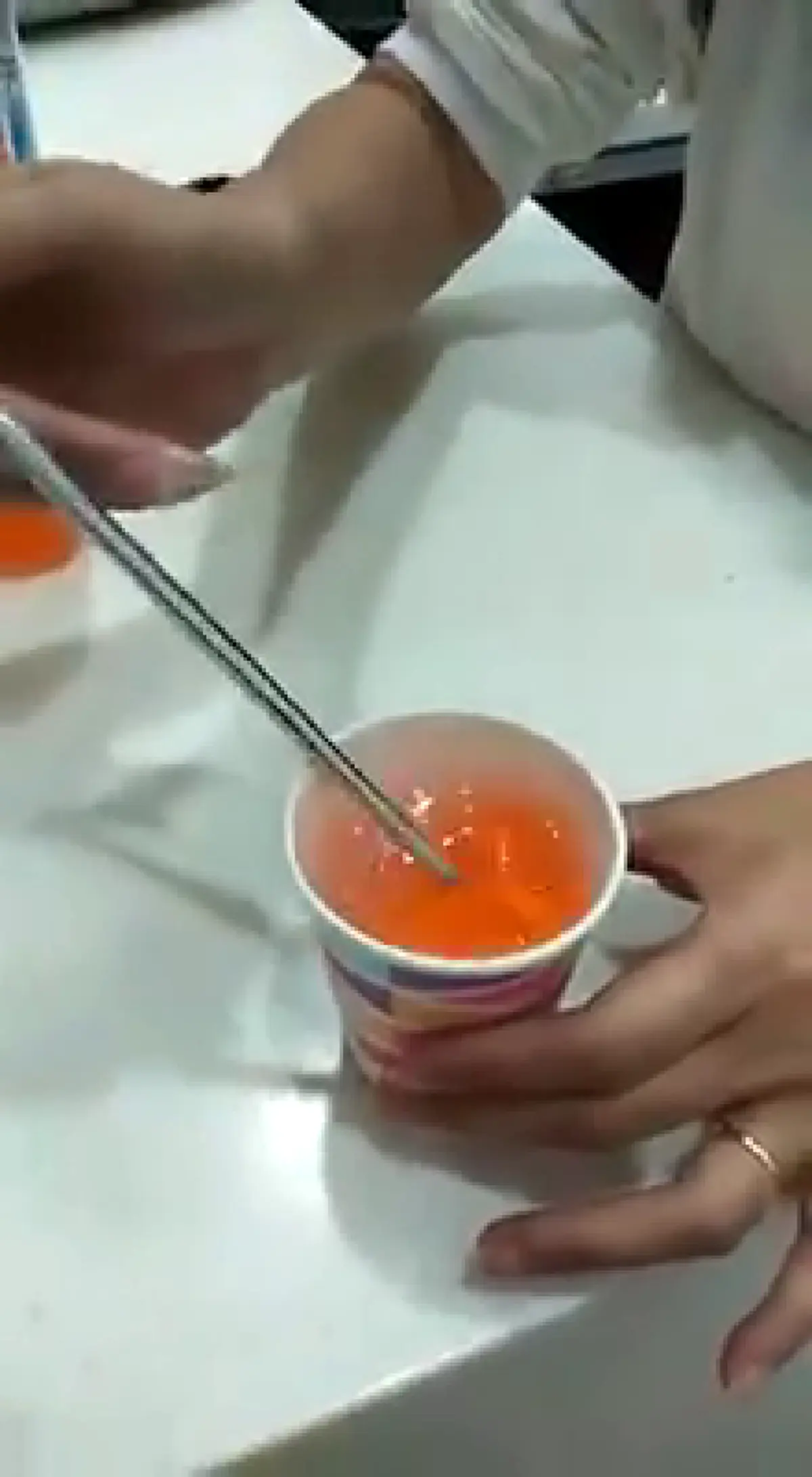 เช็ค "น้ำส้มปลอม" โดยใช้กระดาษทิชชูใส่ลงในแก้วแล้วคน (คลิป)