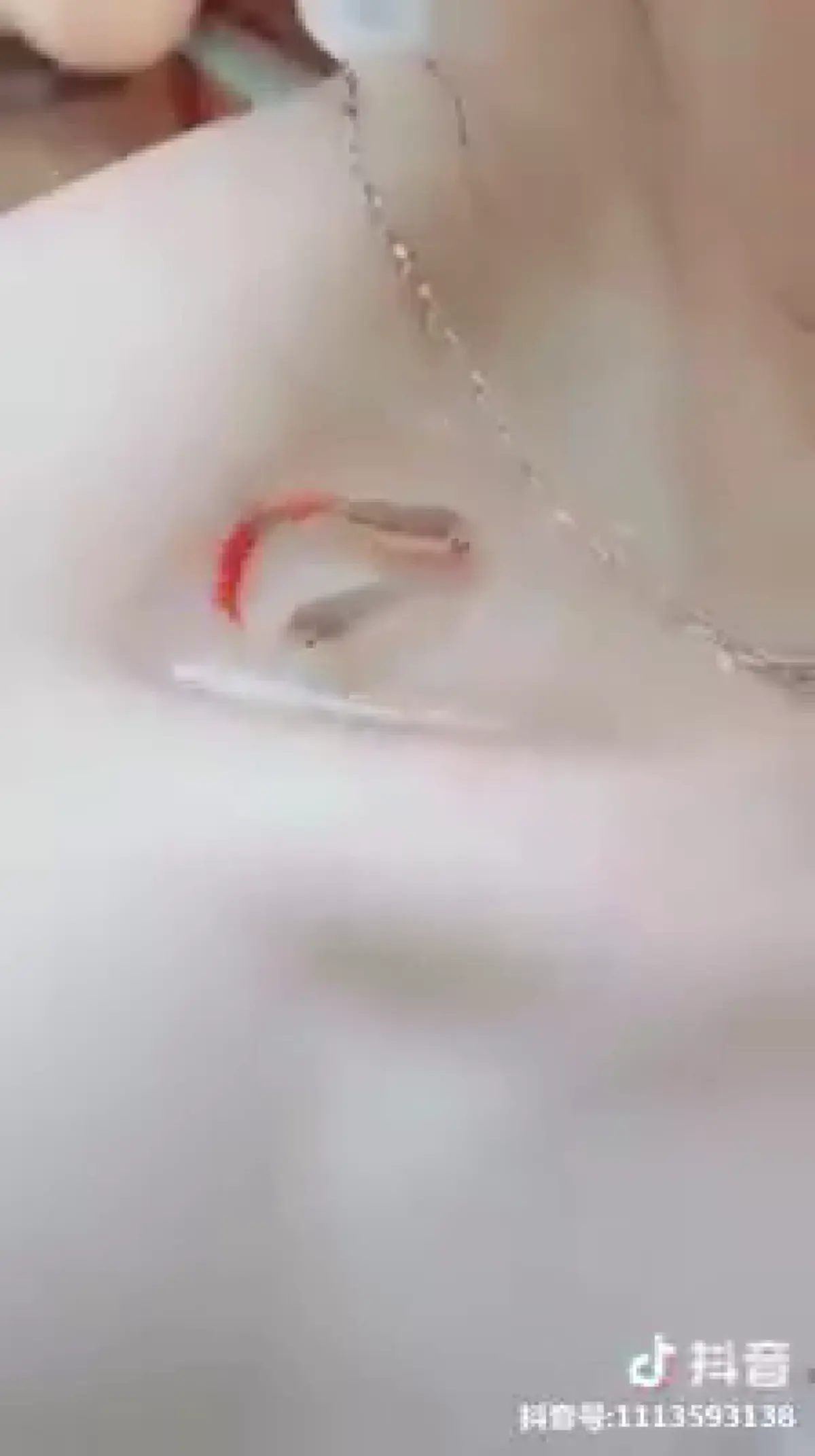 เทรนด์สาวจีน จับปลาไปว่ายในไหปลาร้า พิสูจน์ความผอม (คลิป)