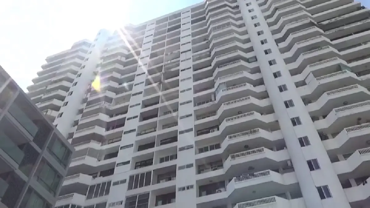 หนุ่มใหญ่ดิ่งคอนโด เสียชีวิตในสระน้ำบ้านข้างๆ ขาขาดห้อยค้างหลังคา (คลิป)