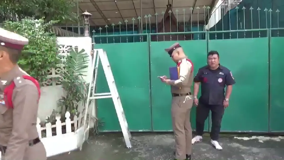 หนุ่มใหญ่ดิ่งคอนโด เสียชีวิตในสระน้ำบ้านข้างๆ ขาขาดห้อยค้างหลังคา (คลิป)