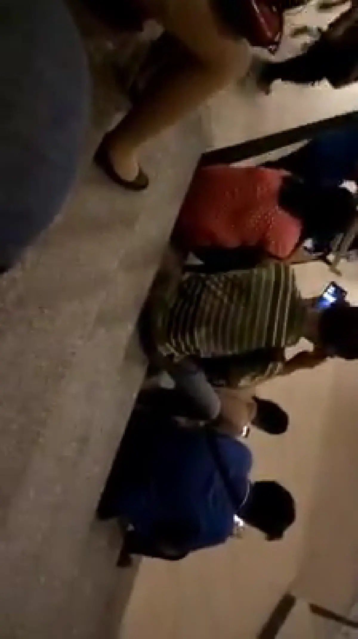 แอบถ่ายใต้กระโปรง เลยทำเนียนคุยโทรศัพท์ แต่ลืมปิดแฟลช (คลิป)