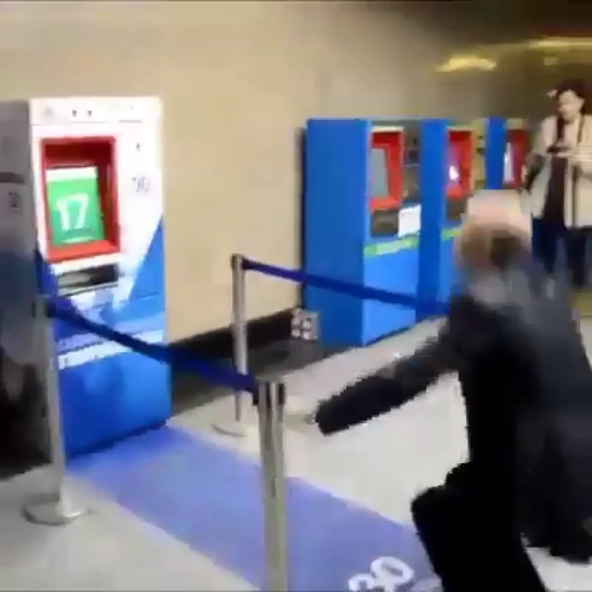 รัสเซียให้ผู้โดยสารขึ้นรถไฟฟ้าใต้ดินฟรี แต่ต้องลุกนั่ง 30 ครั้ง แทนค่าโดยสาร (คลิป)