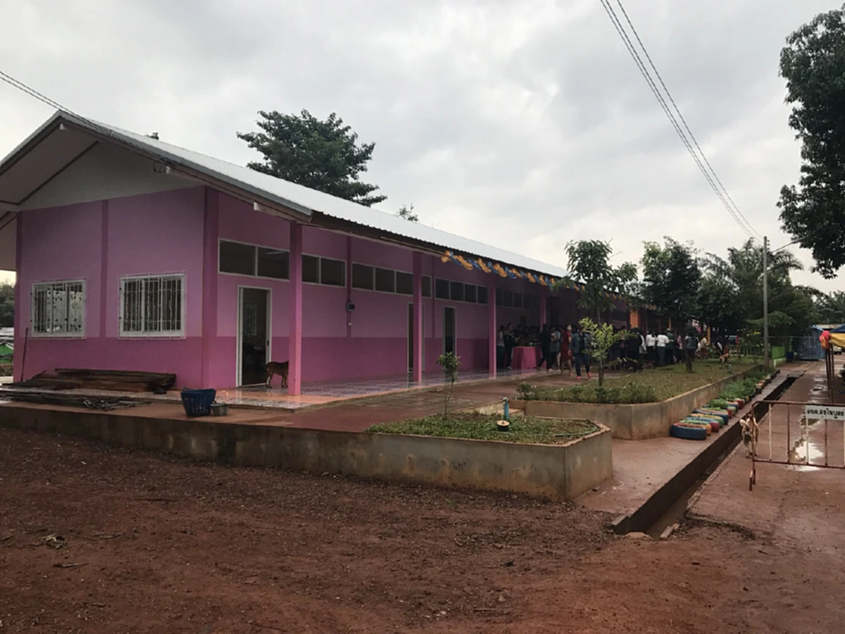 ชื่นหัวใจจริงๆ!! รร.โคราชถูกไฟไหม้ เด็กๆยืนมองน้ำตาไหล  1 ปีเต็ม "แช่ม แช่มรัมย์" รวมน้ำใจคนไทย..เปลี่ยนความเศร้ากลับเป็นรอยยิ้ม!?? (มีคลิป)