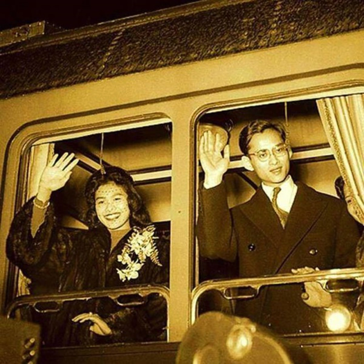 แชร์เก็บไว้แทนความคิดถึง!!! รวมภาพพระบรมฉายาลักษณ์ของ "ในหลวง ร.๙" กับ "สมเด็จพระราชินีฯ" คู่บุญบารมีของประชาชนชาวไทยที่หาดูได้ยาก (ภาพชุด)