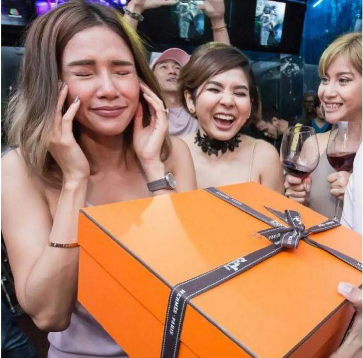 สายเปย์ตัวจริง!!! "บอล กฤษณะ" เซอร์ไพรส์วันเกิดแฟนสาว "อุ้ม ลักขณา" ด้วยของขวัญสุดอลังการงานสร้าง บอกเลยราคาเหยียบล้านนะจ๊ะ!!!