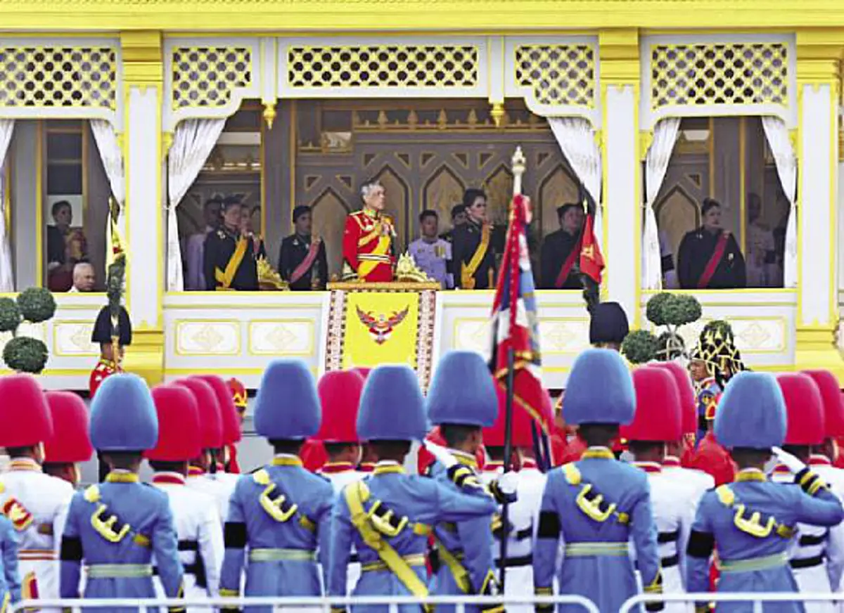 คลายสงสัย!?! กระเป๋าหนังคาดหลังอันสวยงามบนชุดเต็มยศของทหารเหล่าทัพต่างๆในริ้วขบวนงานพระราชพิธีฯ คืออะไรพร้อมประวัติ (รายละเอียด)