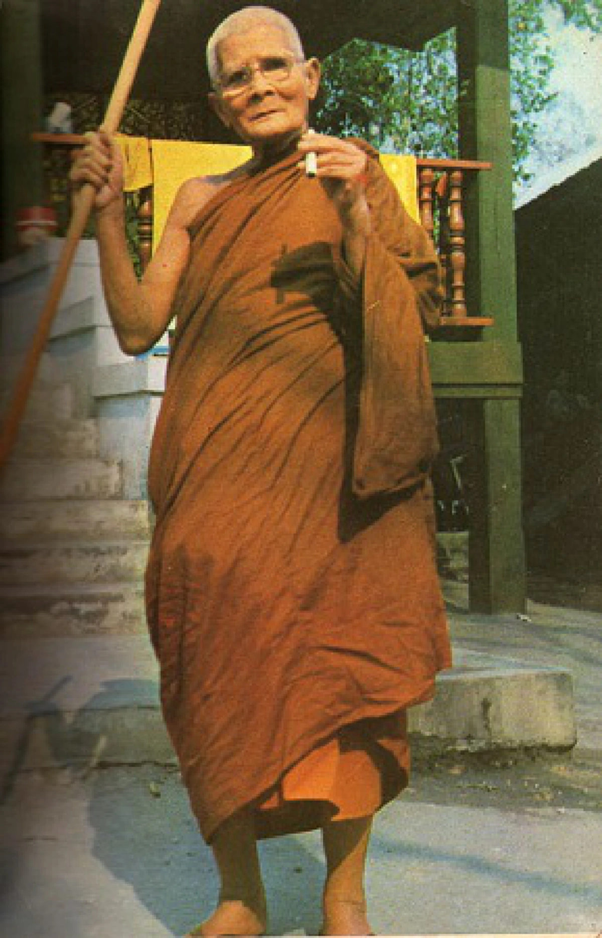 ชีวิตไม่ติดสมมุติ!! เงินทองก็แค่ประสากระดาษ ... ว่าแล้วหลวงปู่แหวนก็เอา "แบงก์ ๕๐๐" มามวนบุหรี่สูบซะเลย!!