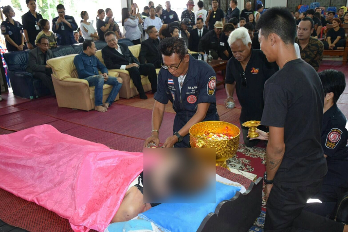 ประมวลภาพครอบครัววงษ์คำเหลาสุดเศร้า งานศพ "แวว จ๊กมก"  เหล่าดาราตลกร่วมไว้อาลัย (ภาพชุด)