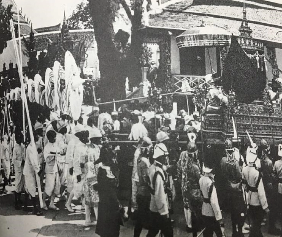 พระราชพิธีกรุงสยาม!! เปิดธรรมเนียมโบราณ "เผาจริง-เผาหลอก" ในพระราชพิธีถวายพระเพลิงพระบรมศพฯ พระมหากษัตริย์ในอดีต ที่หลายคนไม่เคยรู้มาก่อน !!