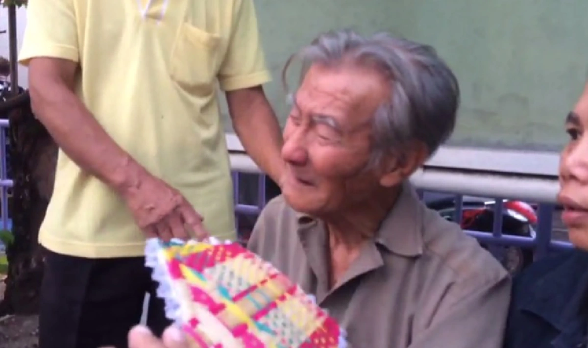 เศร้าสลดอีกแล้ว!! ไฟไหม้ตึกแถวย่านบางแค คุณตาวัย 75 เปิดประตูร้องตะโกนร้องสุดชีวิตเรียกคนช่วย เพลิงสงบถึงปล่อยโฮเจอศพญาติในบ้าน!!?! (คลิป)