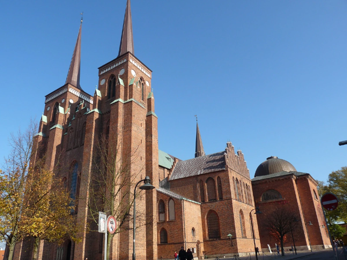 น้อยคนที่จะรู้ "เสากษัตริย์"เสาจารึกส่วนสูง "ในหลวงร.๕ และ ในหลวงร.๙"สองพระมหากษัตริย์ไทยที่มหาวิหารโบราณ ประเทศเดนมาร์ก