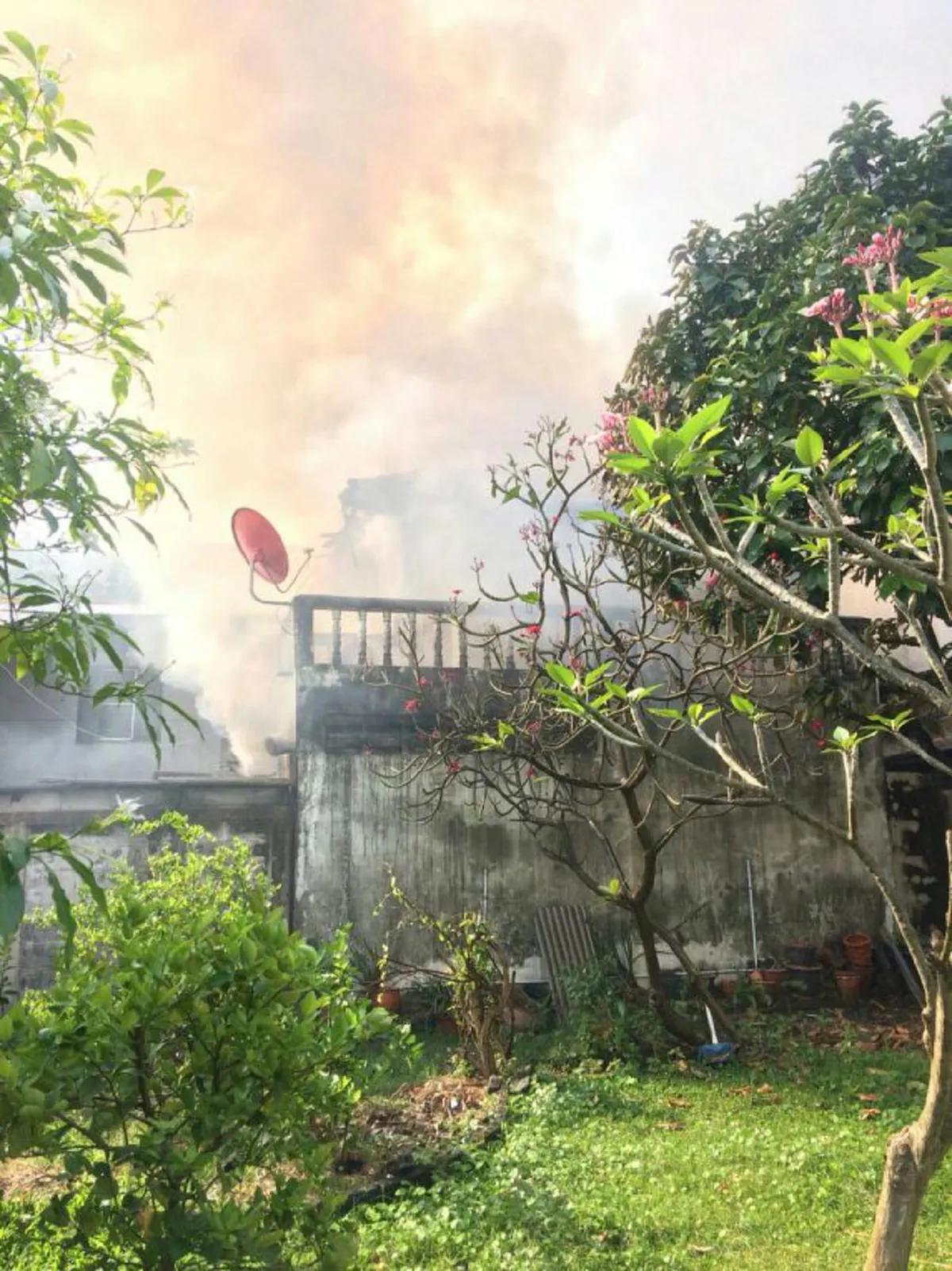 สุดช็อค!!!!!  "ตา-ยาย"เจ้าของบ้าน เก็บเงินในลิ้นชัก จู่ๆไฟไหม้บ้านวอดทั้งหลัง เคราะห์ซ้ำ เผาเงินเกือบ 4 ล้านวอดหมด