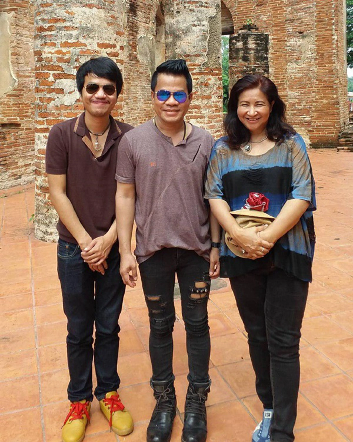 หลายคนไม่เคยรู้ !! เปิดประวัตินักร้องลูกทุ่งชื่อดัง "ยิ่งยง ยอดบัวงาม" กับชีวิตที่แสนลำบาก จนได้เป็นนักร้องดัง และในวันนี้ที่ชีวิตพลิกผัน ??