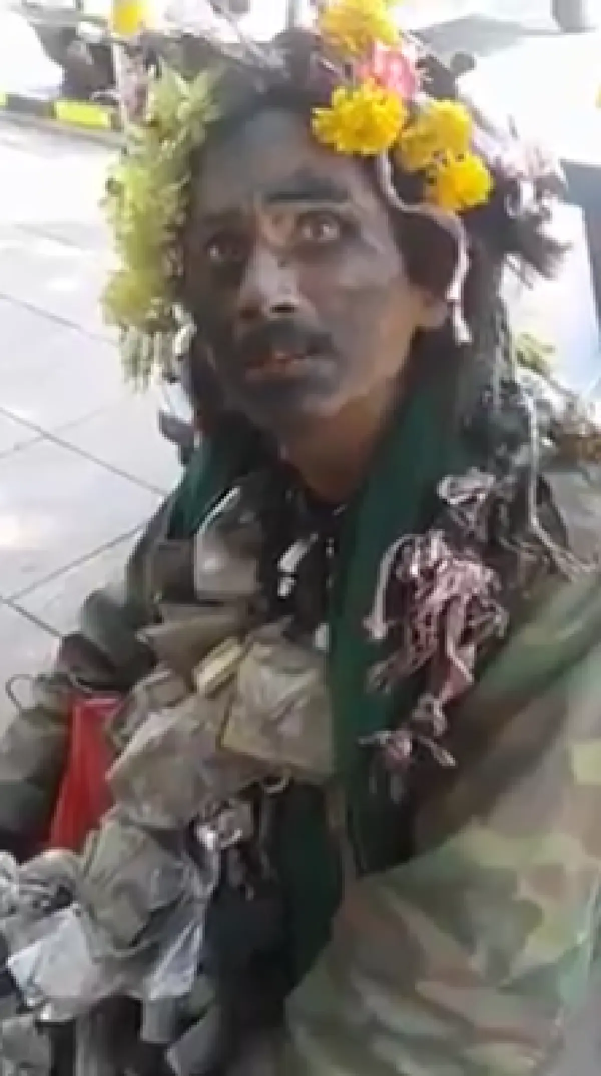 อย่าตัดสินคนที่ภายนอก!! ชายนั่งริมถนนเนื้อตัวมอมแมม ติดดอกไม้พวงมาลัยบนหัว แต่พอพูดออกมาถึงกับอึ้ง!!! รีบยกมือสาธุแทบไม่ทัน (ชมคลิป) !!!