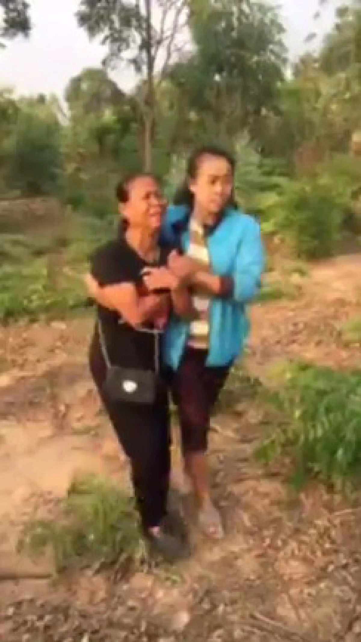 เศร้าสุดๆ!!ครอบครัวใจสลายเจอแล้วร่างไร้วิญญาณ "น้องรัน" นักศึกษาหายตัวไปนาน 18 วัน สภาพศพโดนฆ่าโหดเผาฝังดิน!?! (คลิป)